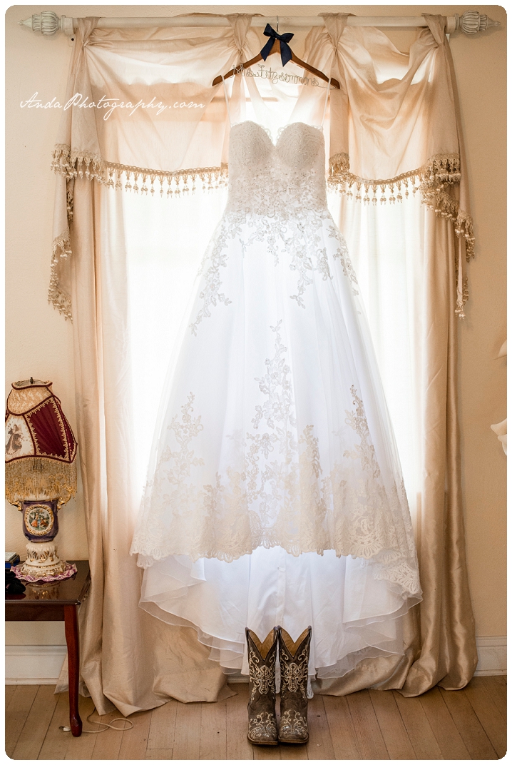 Bellingham wedding photographer Seattle wedding photographer Wine & Roses Estate wedding country chic wedding decor rustic country wedding photos_0001