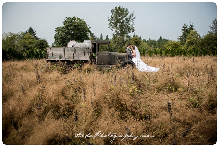 Bellingham wedding photographer Seattle wedding photographer Wine & Roses Estate wedding country chic wedding decor rustic country wedding photos_0017