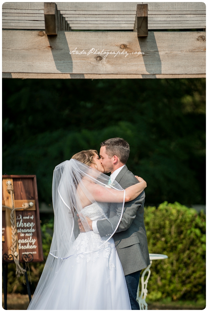 Bellingham wedding photographer Seattle wedding photographer Wine & Roses Estate wedding country chic wedding decor rustic country wedding photos_0040