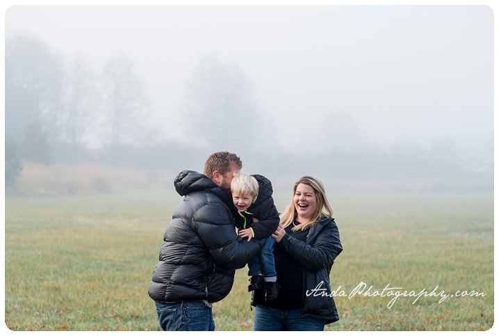 Bellingham family photographer Bellingham child photographer Bellingham lifestyle family photographer hovander family photos fall family photos playing in the leaves_0002