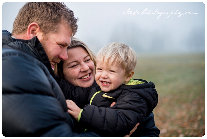 Bellingham family photographer Bellingham child photographer Bellingham lifestyle family photographer hovander family photos fall family photos playing in the leaves_0013
