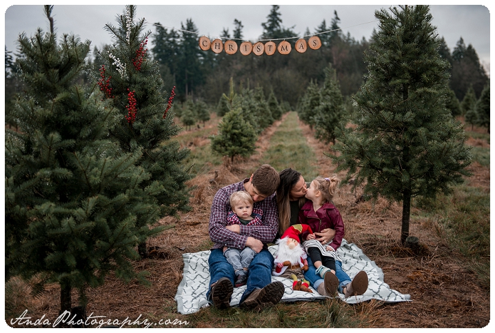Anda Photography Bellingham family photographer Bellingham lifestyle family photography Manthey Christmas tree farm fun family Christmas photos_0001